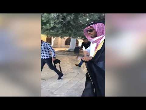 "Palestinians" attacking a Saudi blogger at Temple Mount and Al-Aqsa