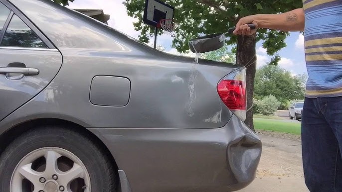 Wie man ein Auto Delle mit einem Saugnapf entfernen 