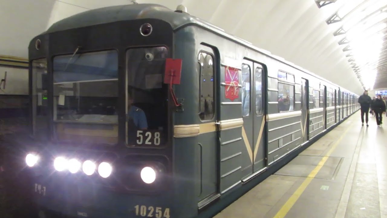 Отправление единственного 81-540 с молдингом со станции 