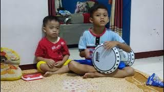 latihan sholawat pakai alat musik pengiring Darbuka