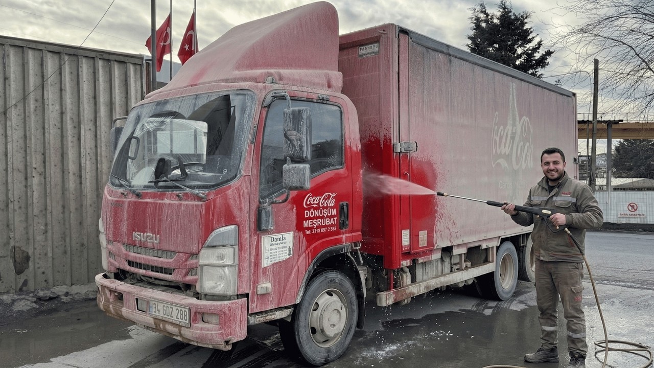 How Clean Can a Filthy Coca-Cola Truck Get After a Deep Pressure Wash? 🚛💦 | Car Wash Beast