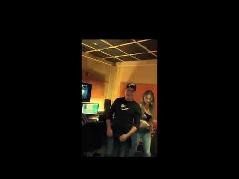 مهرجان فرخة ماشية وانا ديك دومينيك حوراني