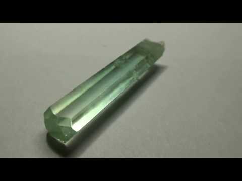 Кристалл аквамарина из