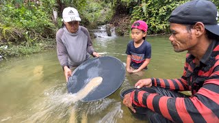 SURVIVAL SKILLS..! GOLD MOUNTAIN CLEAR RIVER FLOW WE GET GOLD TREASURE ~ RIVER GOLD PANNING