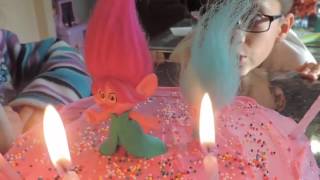 Trolls Birthday Cake! Poppy has a birthday party!