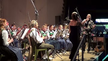 Nadine Beiler und Hermann Delago  -  Mardua Holong - mit der Musikkapelle Völs / Völs 2022 Live