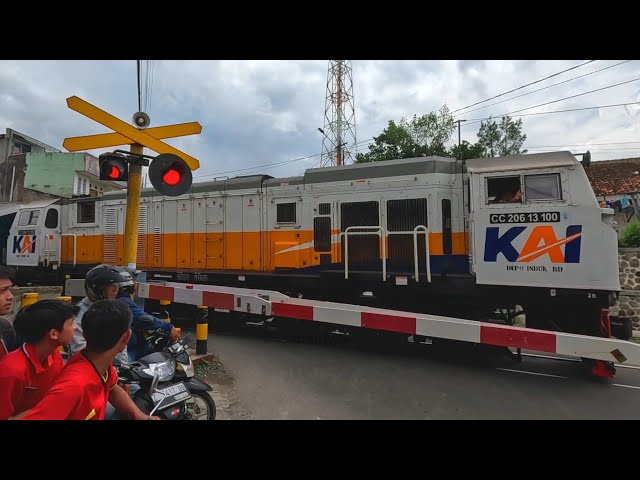 RAILWAY CROSSING 14 Kompilasi Kereta Api DAOP 2 Bandung (Part 2) class=