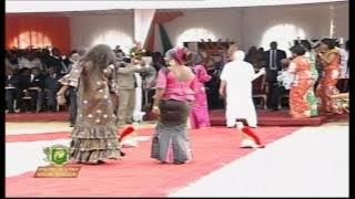 Salif Keita chante en choeur avec le président Alassane Ouattara à Grand Bassam