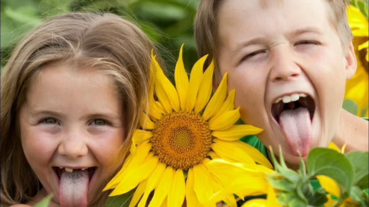 Смех и улыбки детей