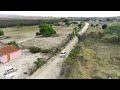 Viajando de carro pelo nordeste, filmado com o drone, carro na estrada de barro, belezas da Paraíba,