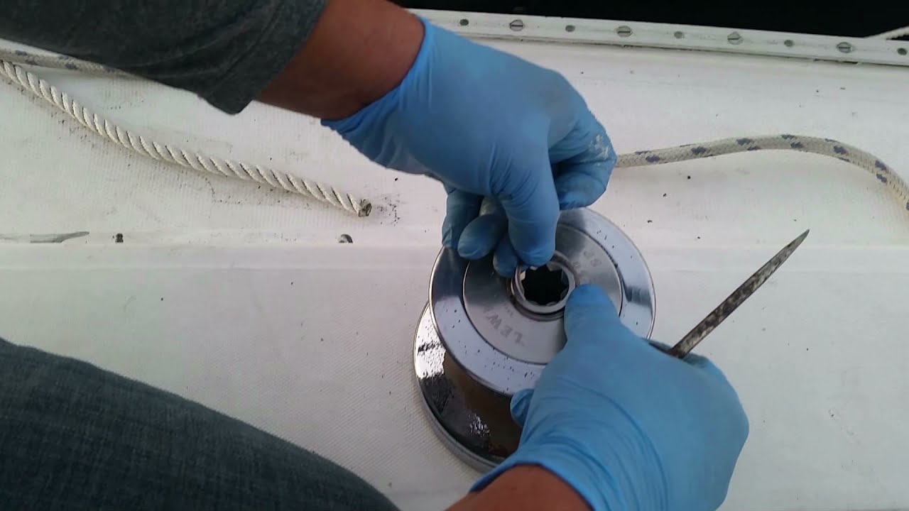 How to grease a sailboat winch