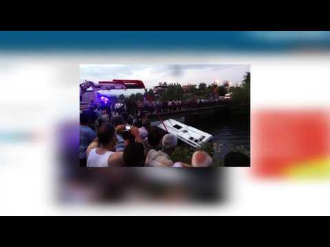 თურქეთში სასკოლო ავტობუსი სარწყავ არხში  გადავარდა