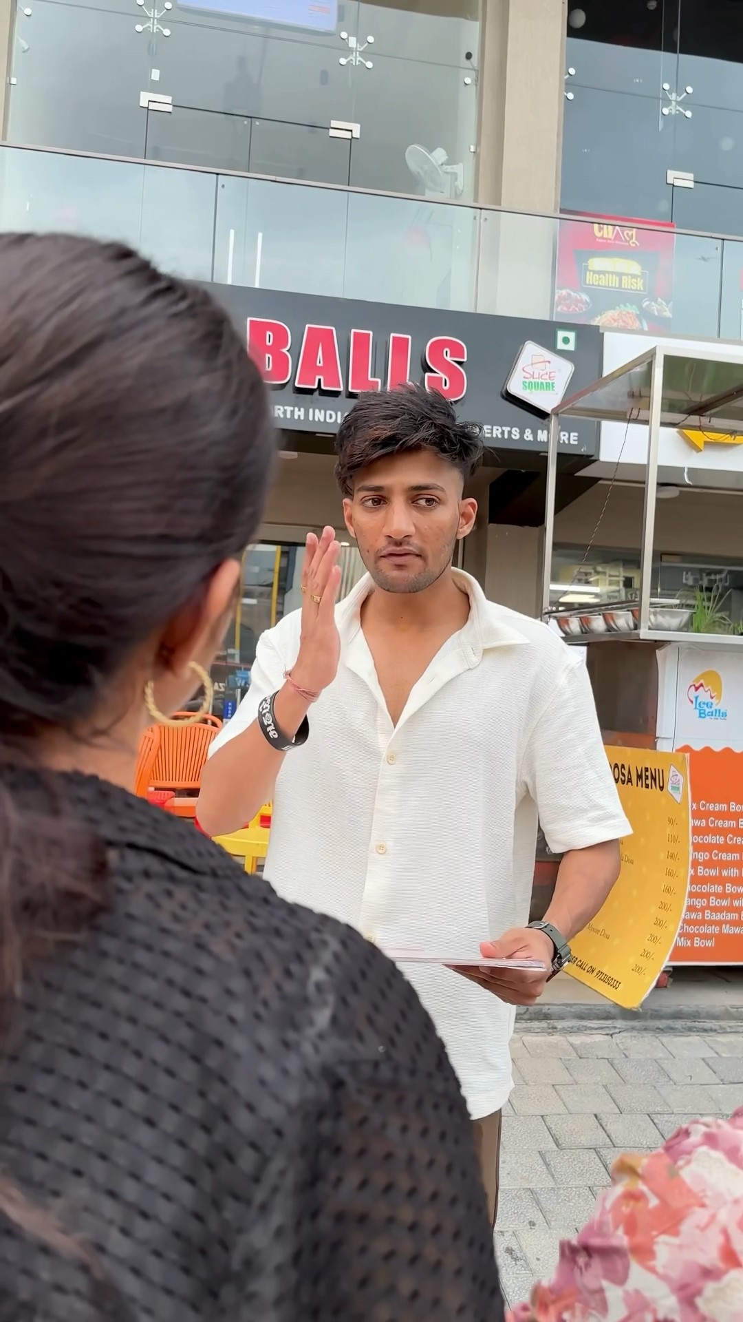 Aap hi batao khubsurat h ya nahi ? #bobbyprankster #funny