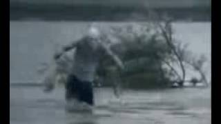 Бабушка бежит по воде