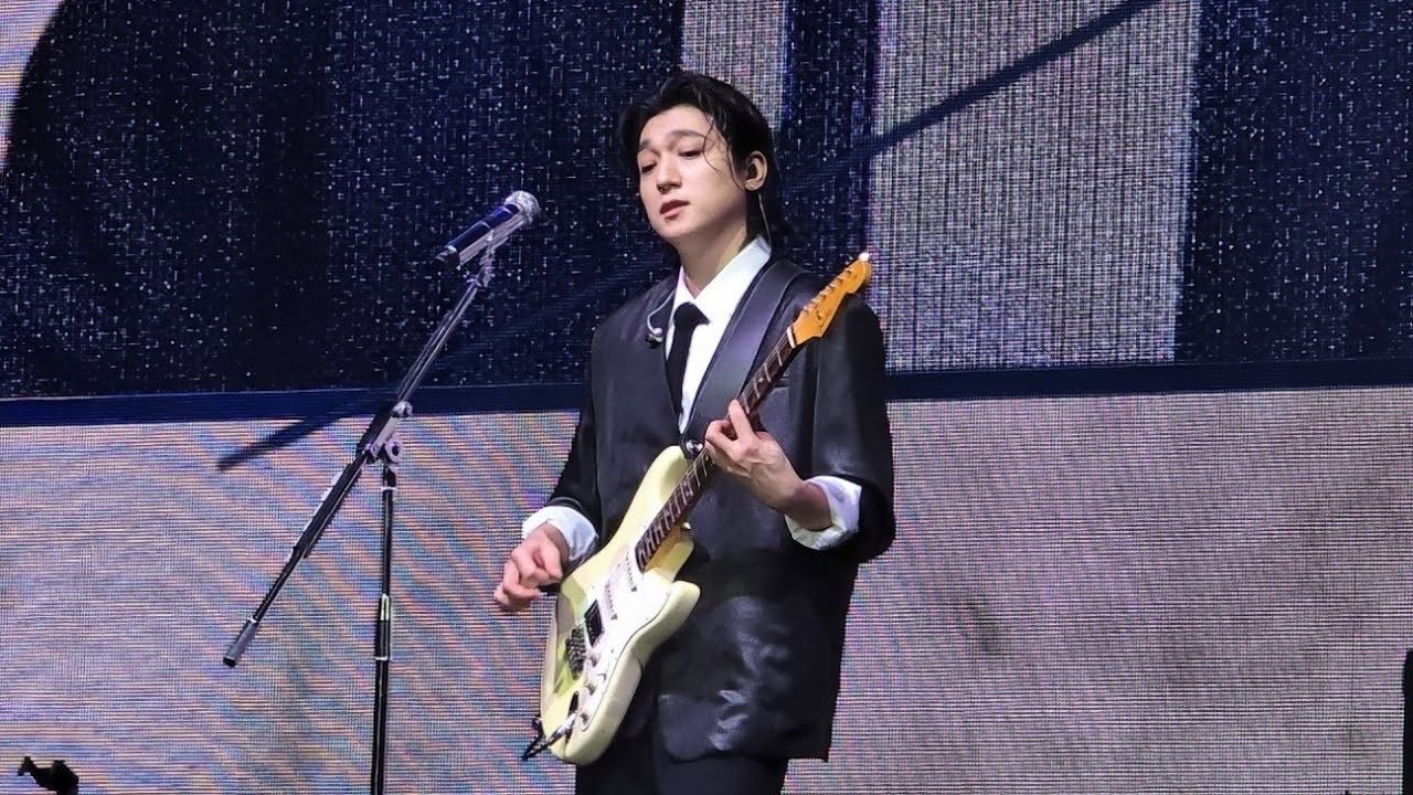 그녀가 개크게 웃었다