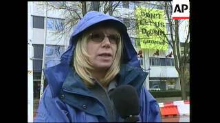 NETHERLANDS: GREANPEACE PROTEST AT HAGUE MEETING (V)