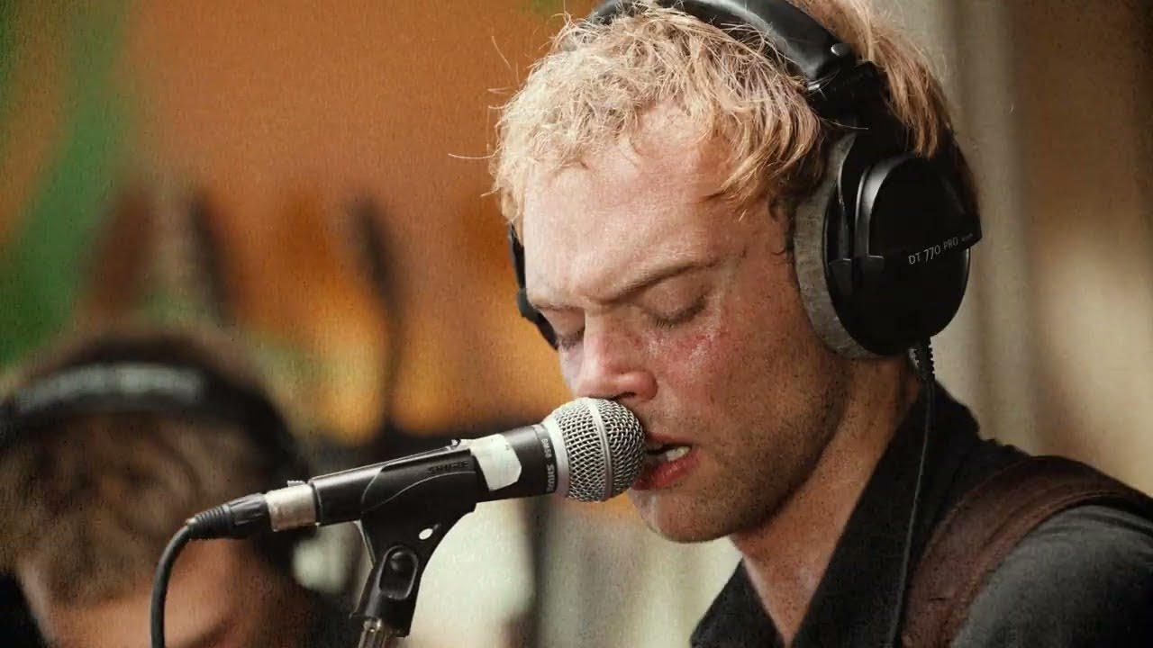 Wunderhorse – Girl Behind The Glass (Live from HOXA HQ)