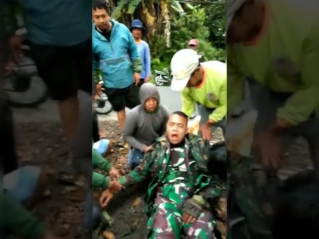 Anggota TNI mengalami Kecelakaan u0026 hilang kesadaran, bagi yg mngenal mohon dinfokan ke pihak kluarga class=