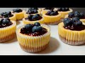 Mini cheesecakes avec de la confiture de myrtilles et framboises