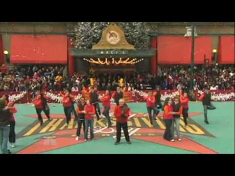 Andy Williams performs with CAP21 students-Macy's Thanksgiving Day Parade 2008 in HD