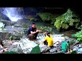 Kick off a hot summer: Hien and Lieu went to the waterfall to relax after a long, tiring day of work