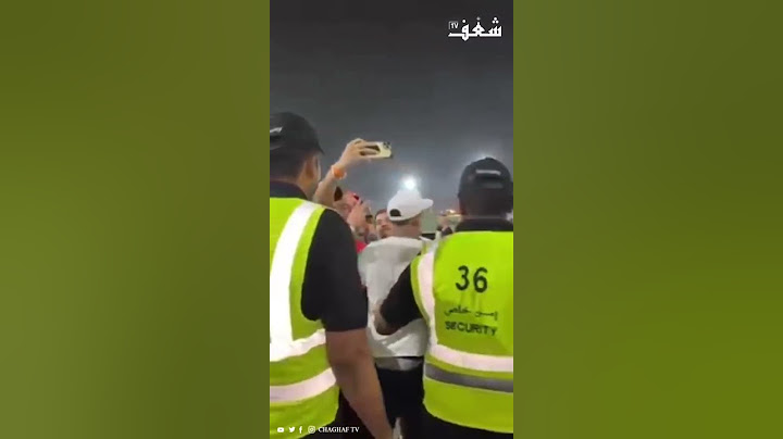 الجماهير المغربية تحاصر الفنان #موس_ماهر لتلتقط معه صور تذكارية بعد نهاية المنتخب أمام جورجيا ❤🇲🇦