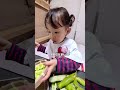 絵本を見ながらそら豆をむく3歳双子姉妹【双子育児】