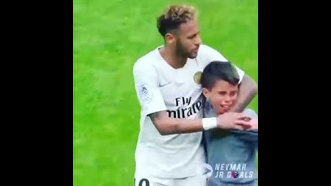 GAROTO INVADE O CAMPO, E NEYMAR DÁ A SUA CAMISA PARA ELE