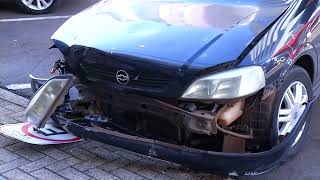 Carro sofre colisão de outro veículo e bate forte...