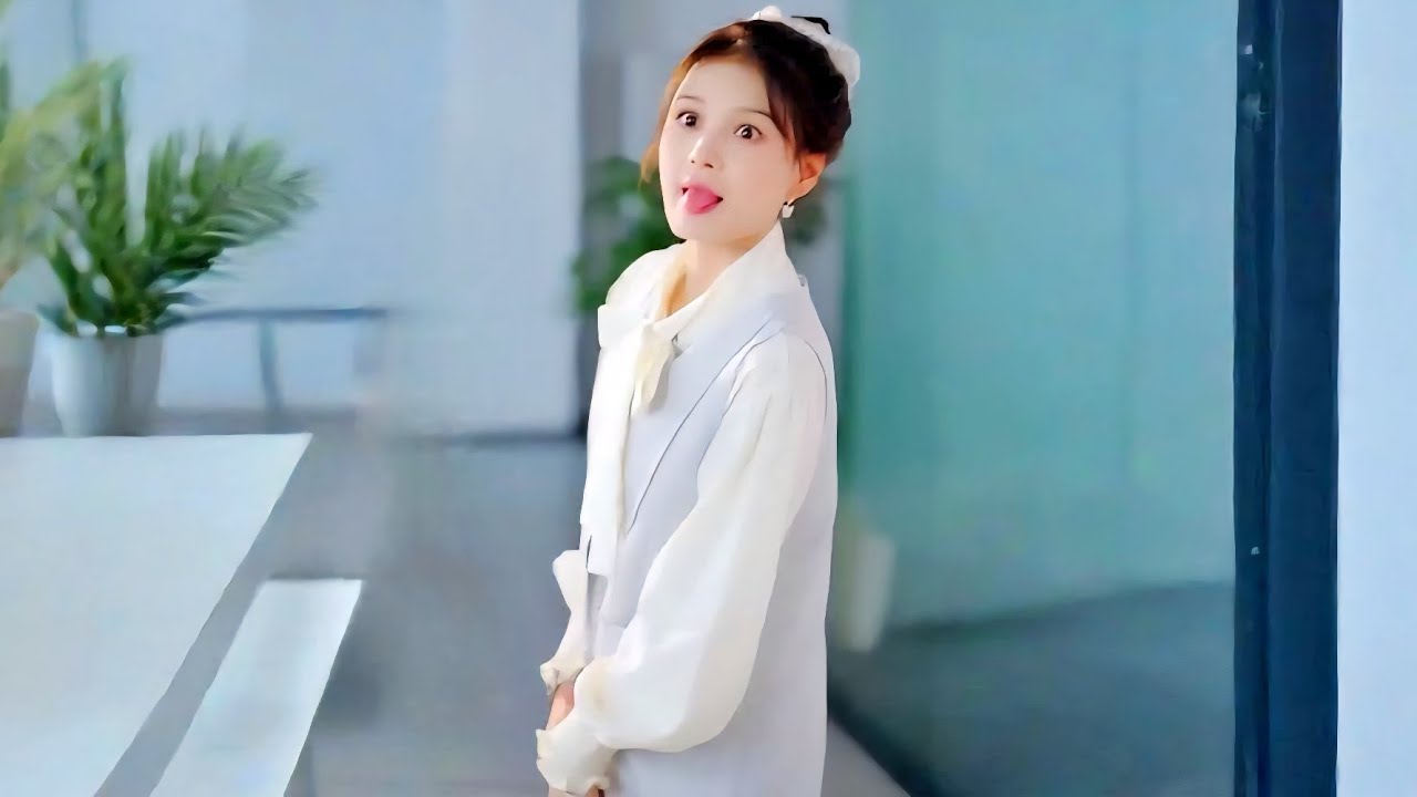 شكلها كيوت وعبيطه لكنها بتطلع كياده وبتوقع مديرها فحبها ملخص كامل