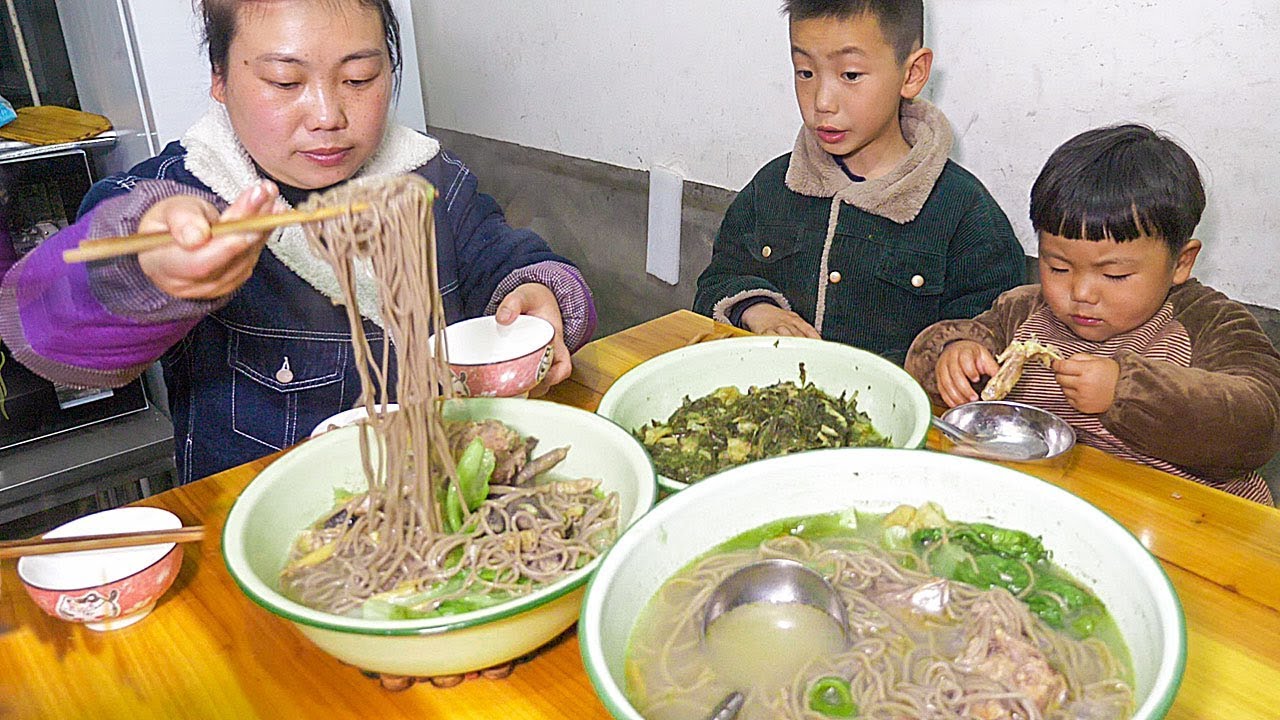 媳婦做雞湯蕎麥面，加上生菜煮一大鍋，一家人吃撐了 | Chicken noodle soup, add lettuce to make a big pot, delicious