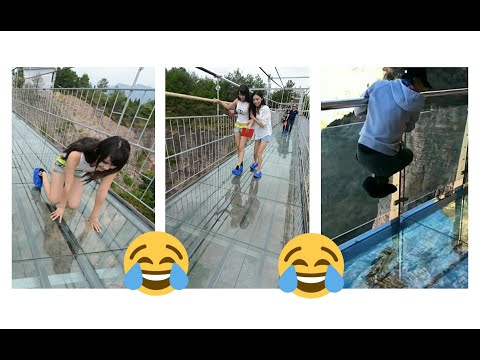 Cam köprüyü geçemeyen komik insanlar 😄 glass bridge