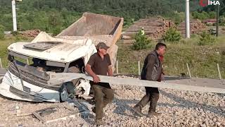 Freni̇ Patlayan Taş Yüklü Kamyon Karayoluna Uçtu