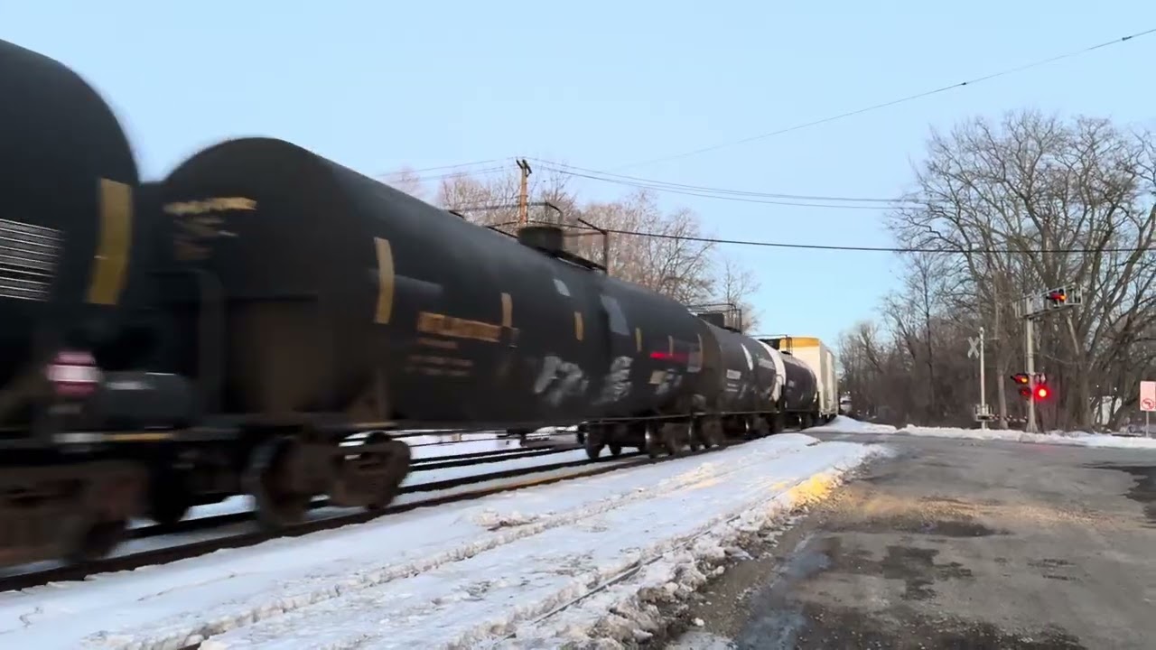 CSX 4544 SD70MACe leads CSX M403 at Piscataway 