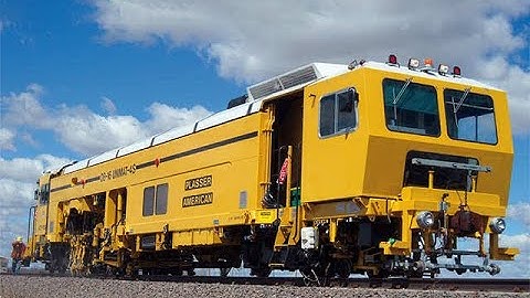 Watch a CSM Machine Lay Railway Tracks Efficiently.