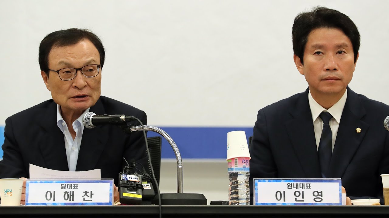 newspaper mockup 與, 조국 정국 해법 고민…고발카드로 檢견제구 / 연합뉴스TV (YonhapnewsTV)