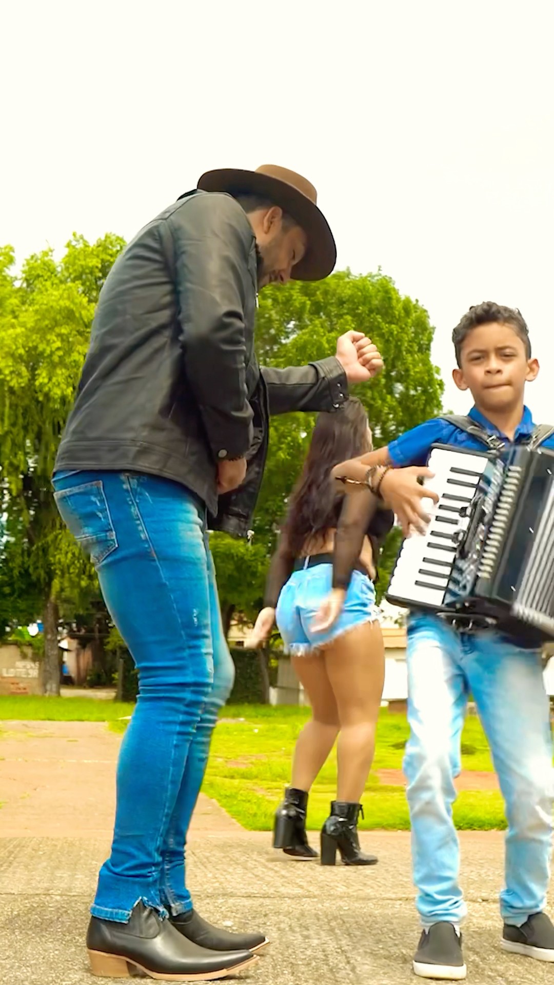 Pipoco do momento leãozinho cantando com seu filho a música a mulherada chegou pra dançar #boanoit