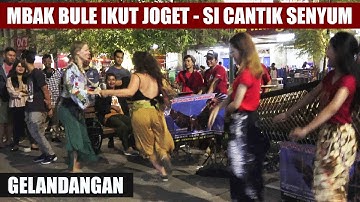 MBAK BULE IKUT JOGET - SI CANTIK SENYUM-SENYUM -- GELANDANGAN -- ANGKLUNG RAJAWALI MALIOBORO YOGYA
