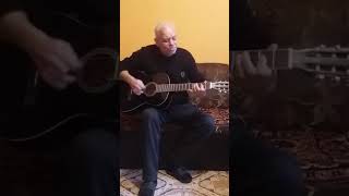 Gitar Çalıp Şarkı Söylüyor \