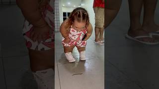  A Maria Clara quer PEGAR essa MINHOCA!!! 