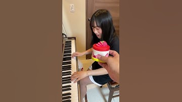 Thumbnail of ピアノ弾きながら・・・ #shorts