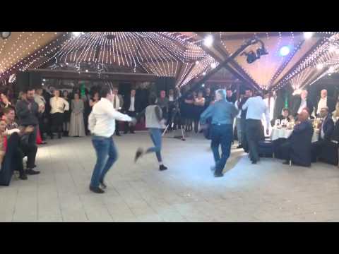 კახაბერი შვილებთან ერთად ცეკვავს ქისტურს გიას ქორწ