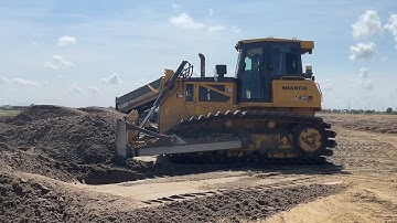 Amazing sand filling equipment Bulldozer SHANTUI DH17c2 pushing operation