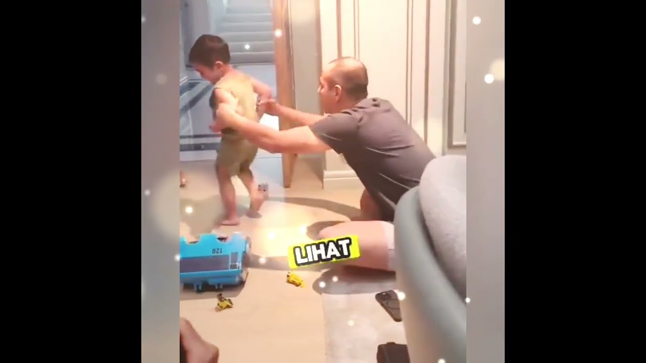 Momen sederhana bikin bahagia! Raffi Ahmad penuh percaya diri memakaikan kaos ke Rayyanza