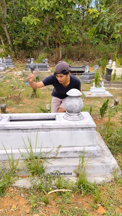 pria ini menemukan sesuatu dalam kuburan#shortvideo