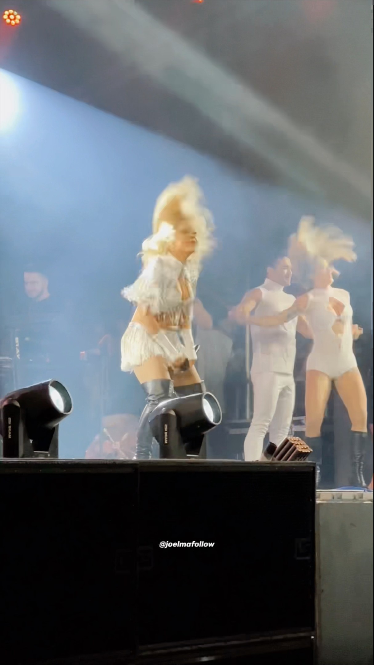 Joelma batendo cabelo