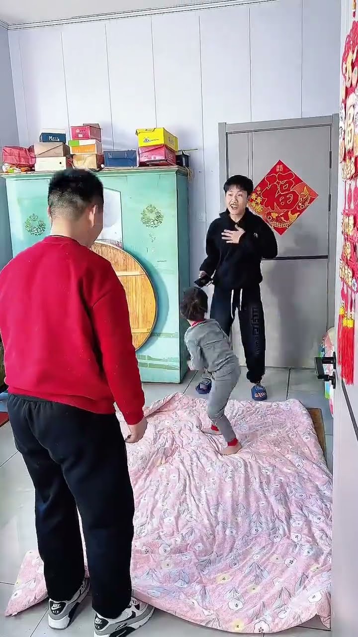 父子俩联手把哥哥手机终于拿到手了#Cute baby#Cute#呆萌小米宝#聪明宝宝#萌娃