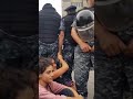فيديو وقصة من ثورة لبنان اليوم.. الجندي يمسك بيد الفتاة.. يد تحمى ويد تعطف