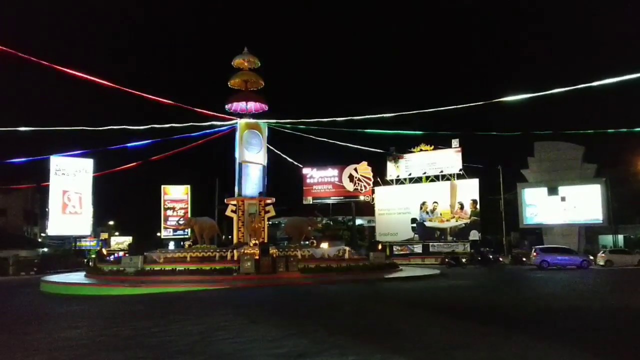 jalan jalan malam  di  kota bandar  Lampung  tugu adipura 