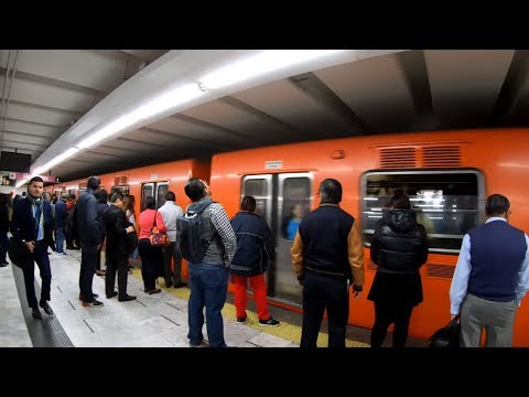 New Yorker tries the Mexico City CDMX Metro for the First Time POV : No A/C, Hot and Uncomfortable